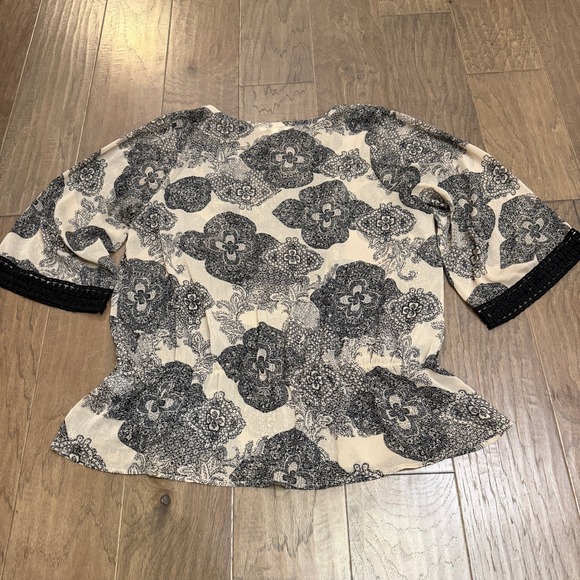 Black Rainn Women's 2X Beige Black Paisley Print Peplum Top Lace Trim Tie Neck - Picture 4 of 7